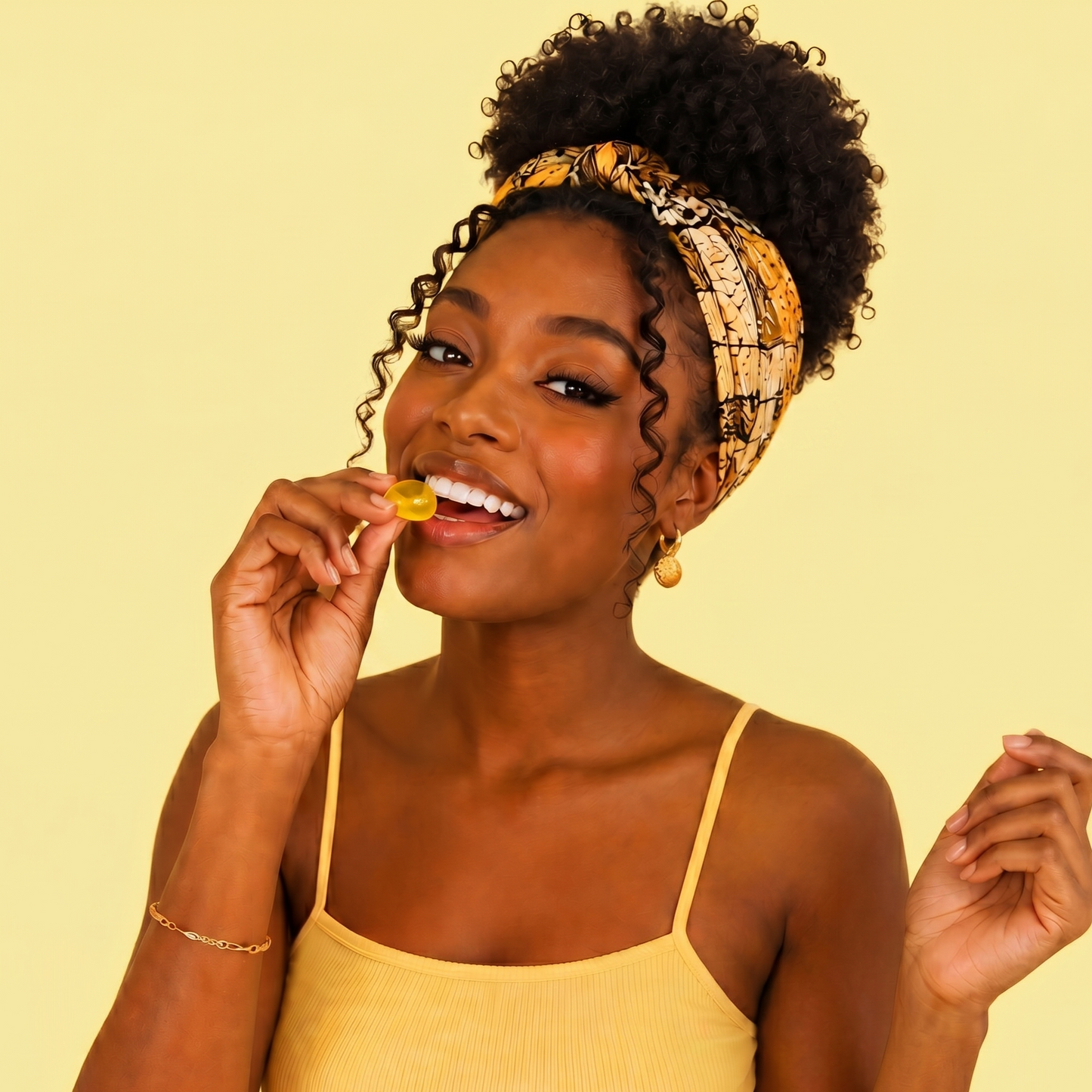 Jeune femme qui goûte le citron de plaizz